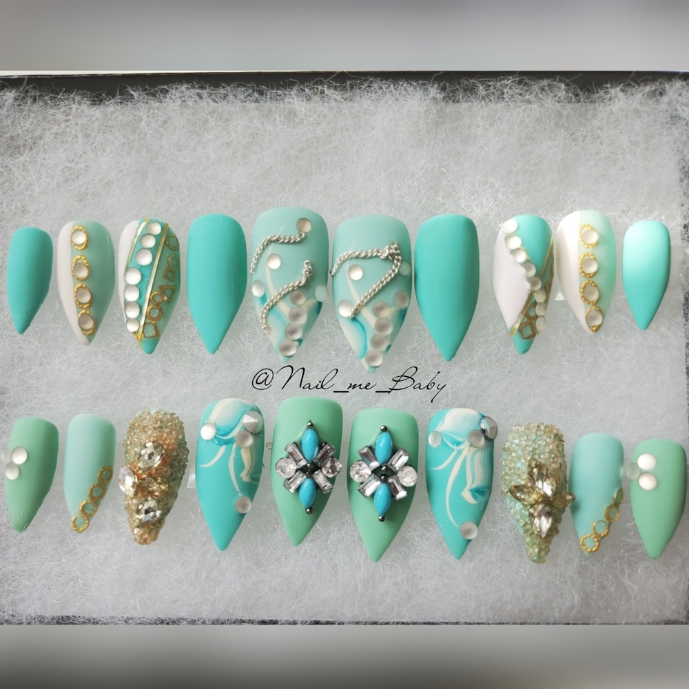 Luxurious press-on Nails - Picture 8 of 13